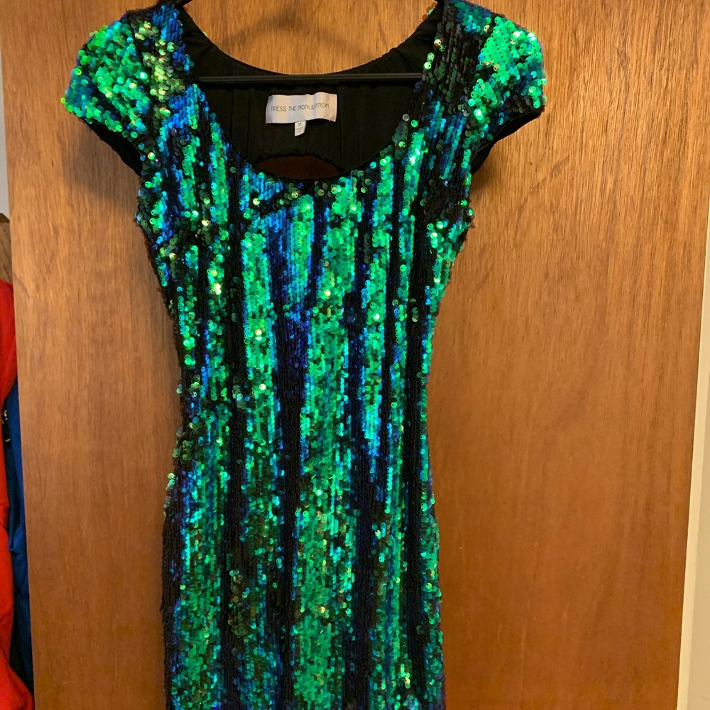 Mini-length blue/green sequin dress 👗